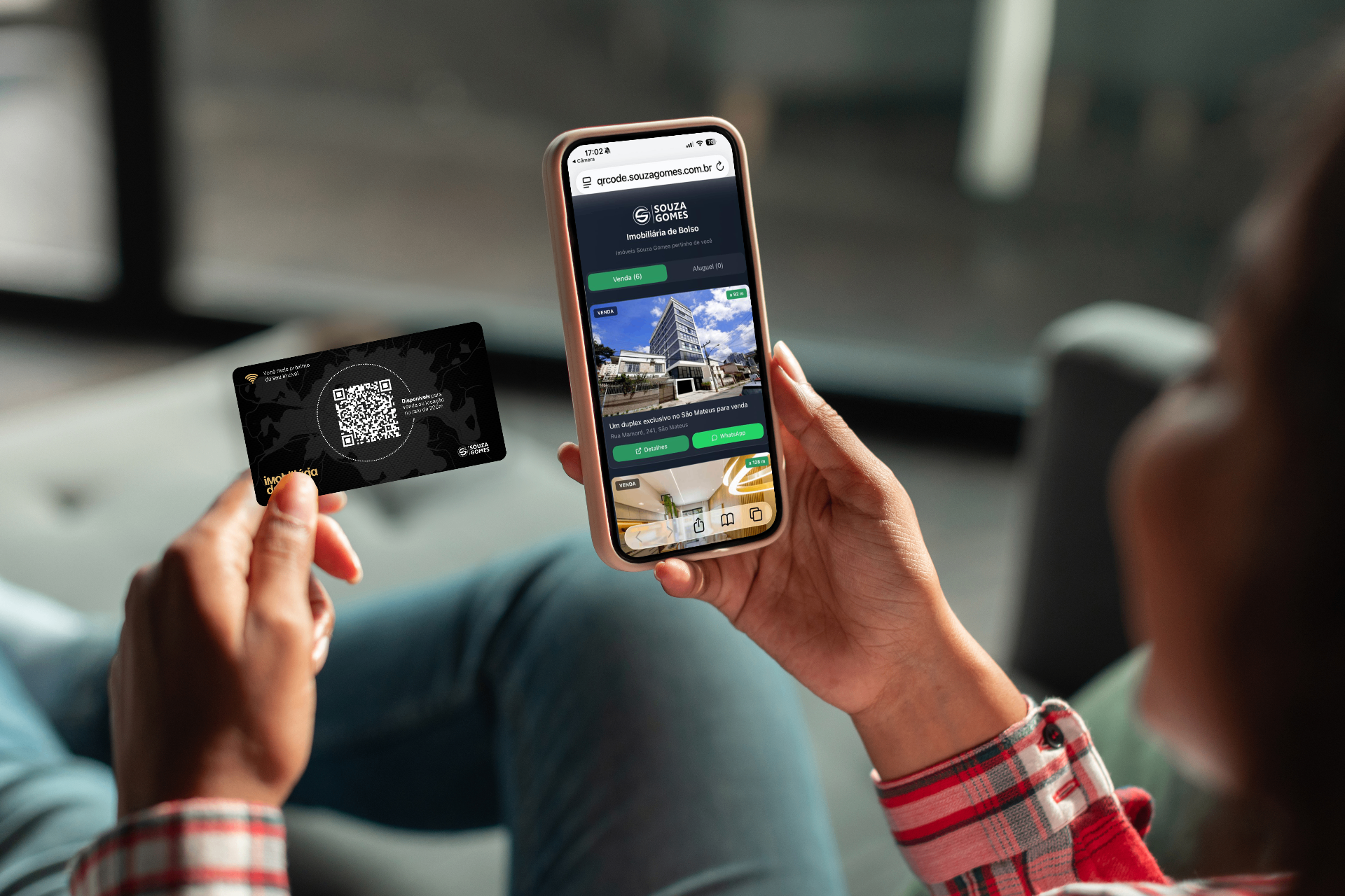 Cartão Imobiliária de Bolso em uso ao lado do celular